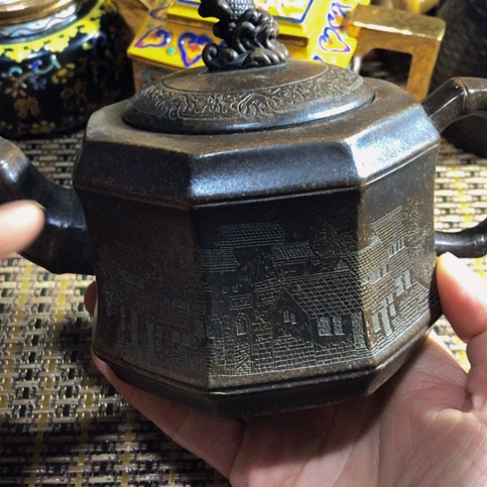 紫砂茶壶原矿泥料手工制作的紫砂壶。