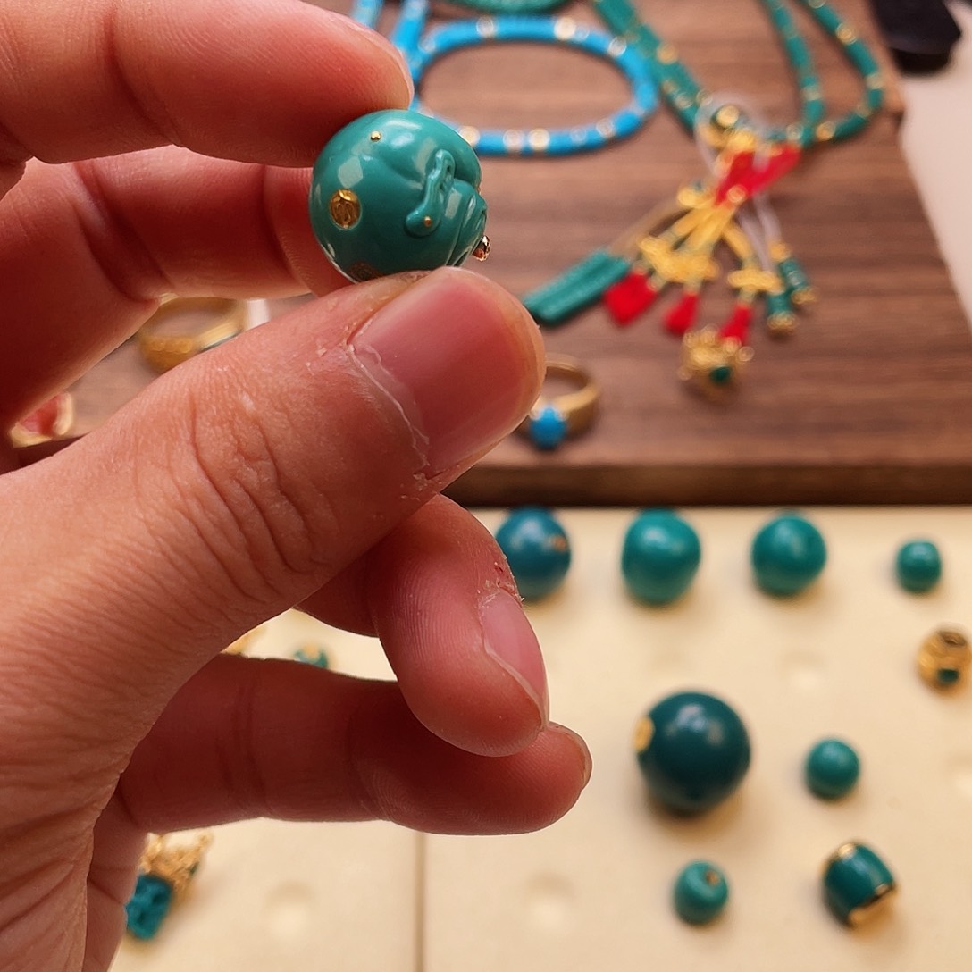 绿松石颈饰未镶嵌