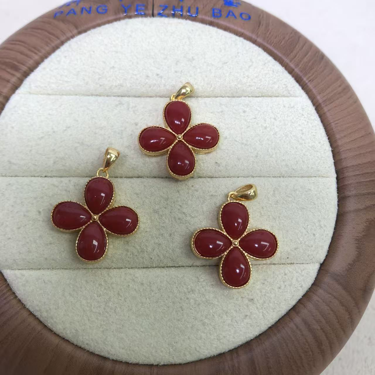 【胖爷珊瑚官方直营】天然珊瑚牛血色四叶草镶嵌吊坠多样性发其一