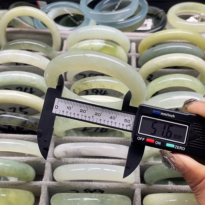 蛇纹石玉未镶嵌手镯310