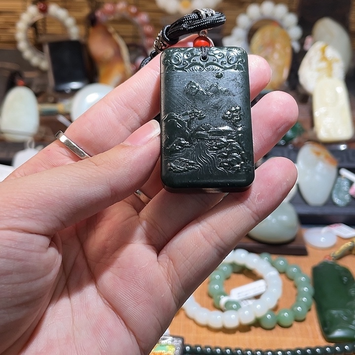 颈饰未镶嵌和田玉吊坠