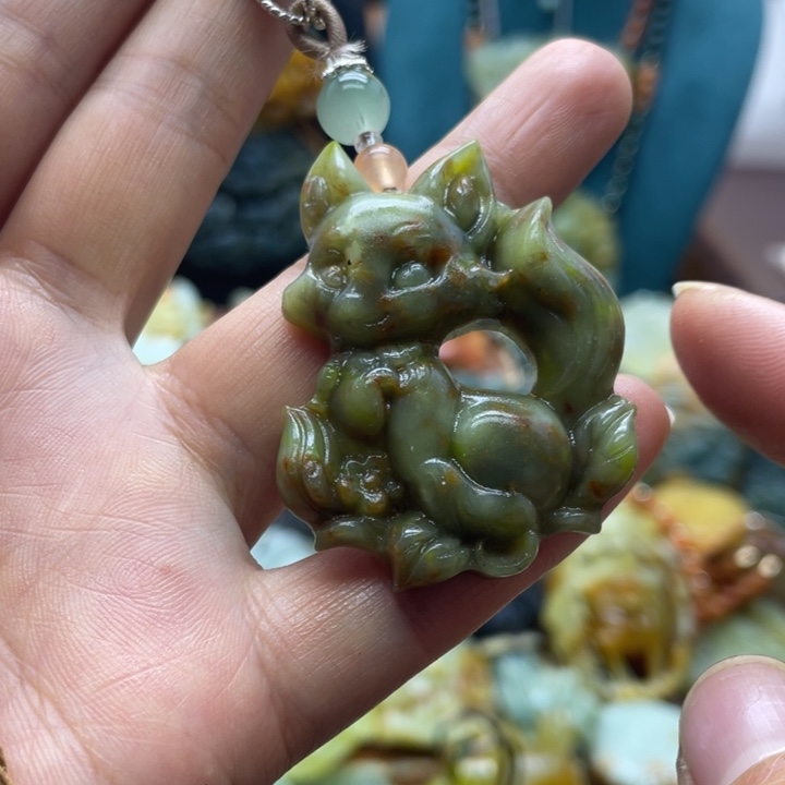 蛇纹石玉未镶嵌颈饰