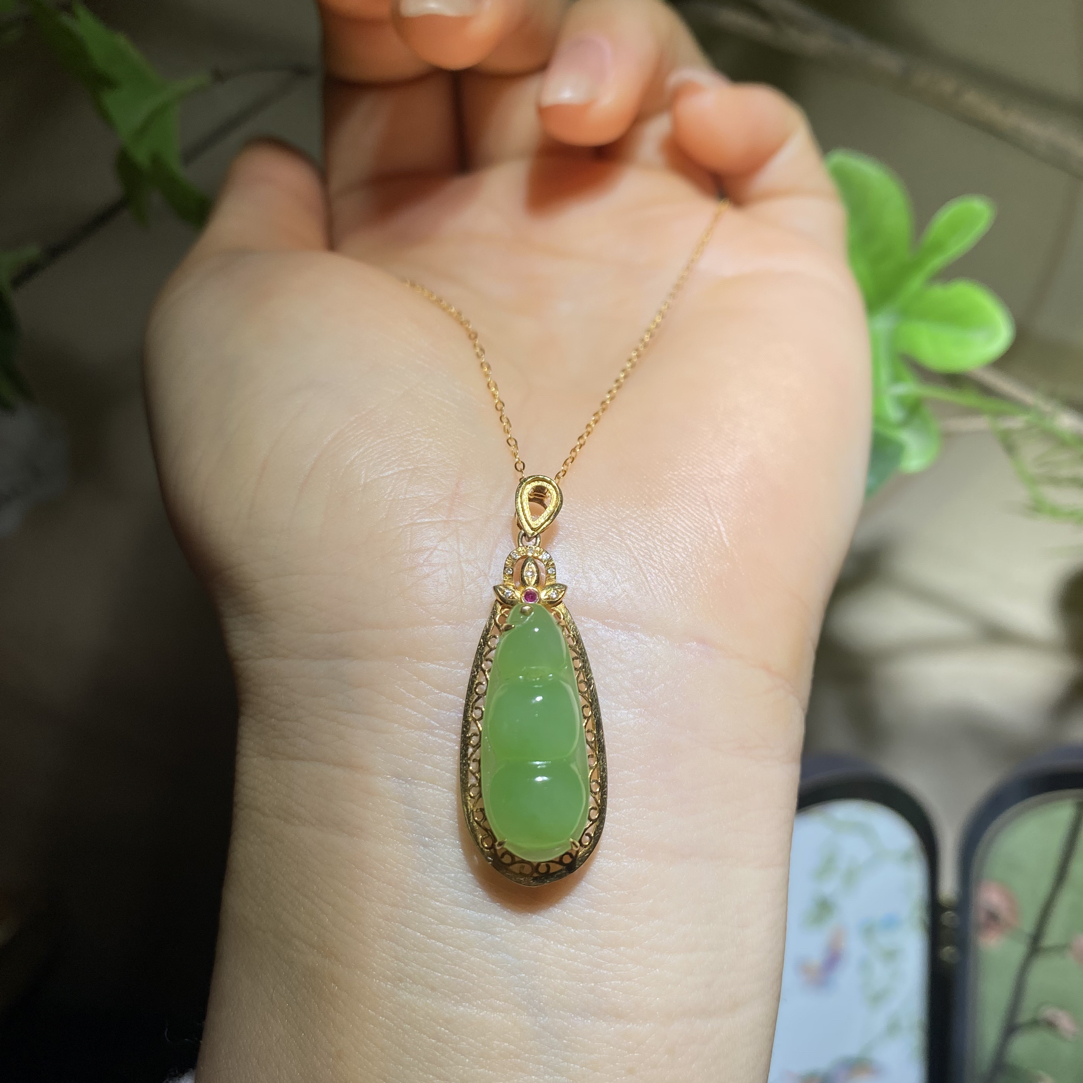【橦芯珠宝】乌兰海苹果绿福豆吊坠金镶