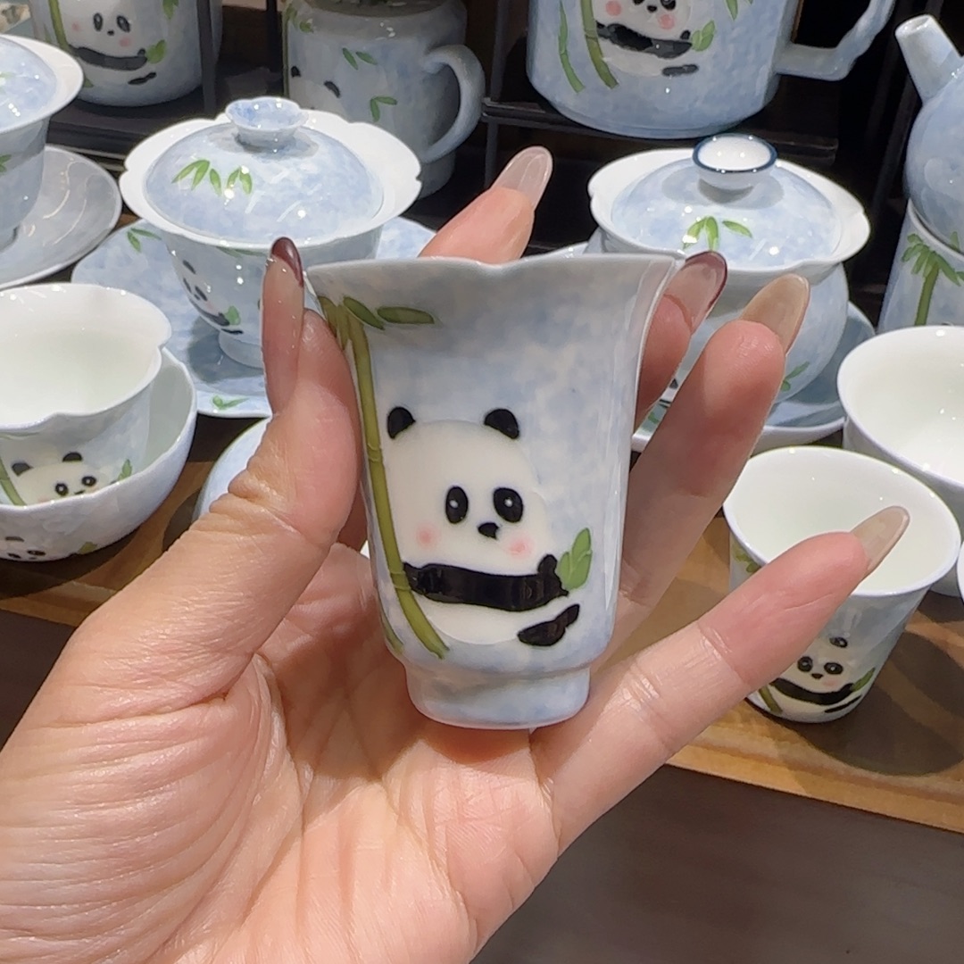 安****茶杯的颜色很漂亮啊哈哈我也