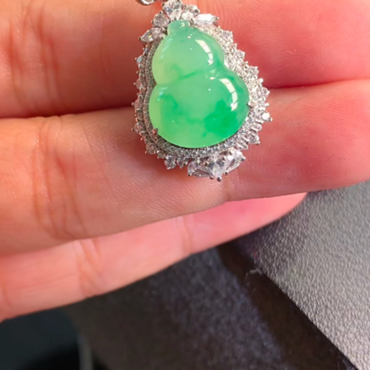 天然翡翠银镶吊坠