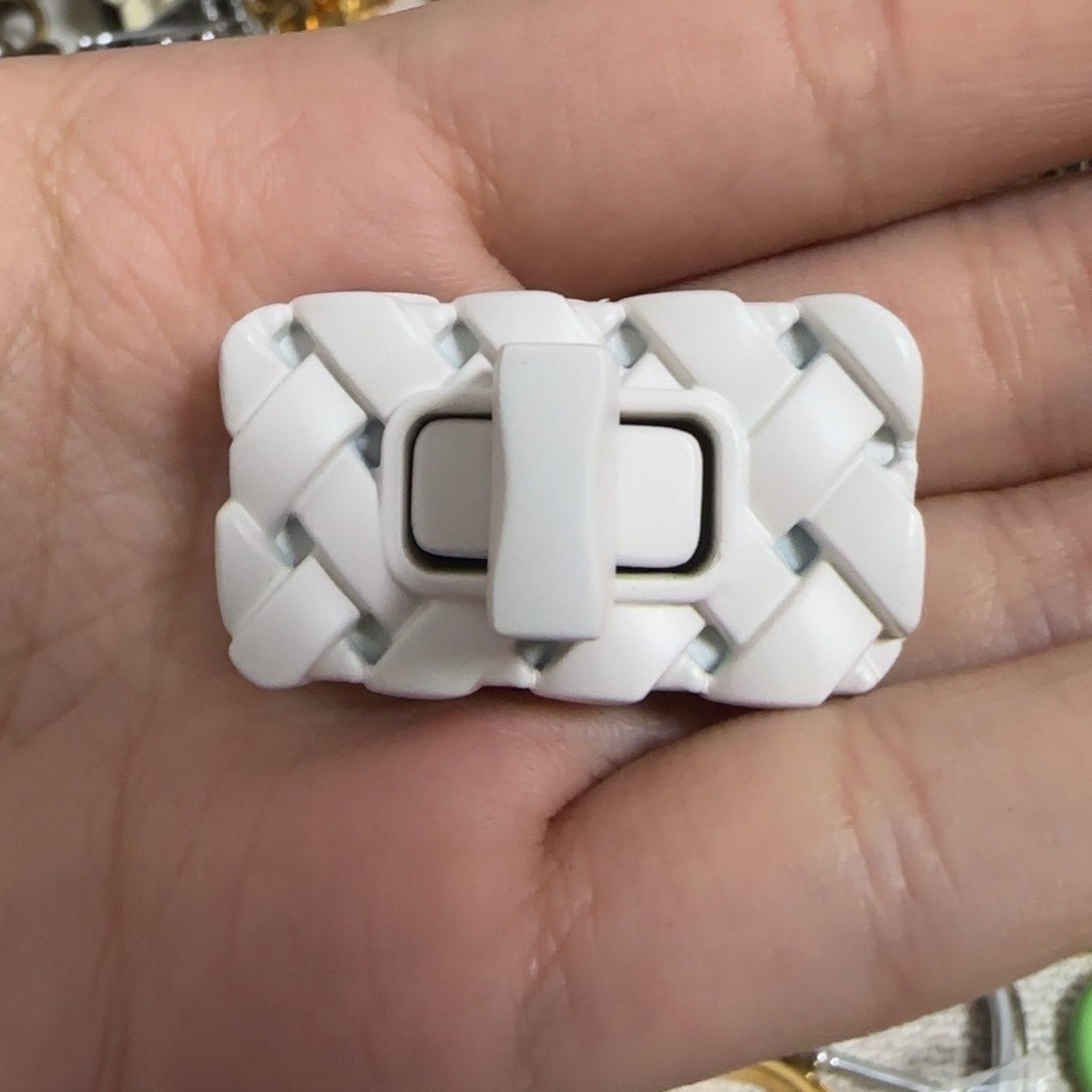 米白色扭锁12元2个