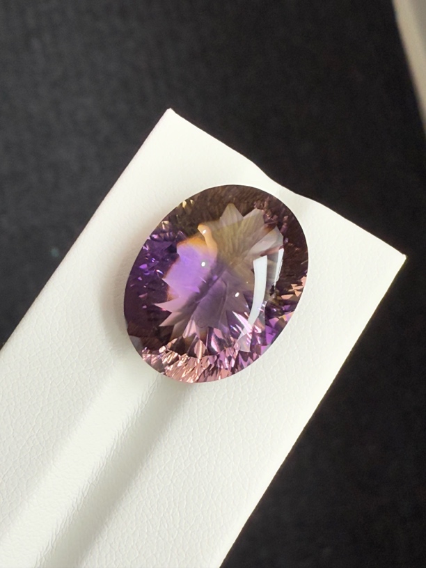 23.055ct天然紫黄晶裸石 颜色美艳 ，色彩分明，晶体通透，火彩足