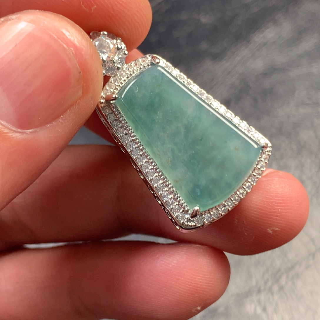 翡翠未镶嵌颈饰小无事牌