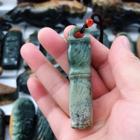 未镶嵌岫岩河磨玉（透闪石质玉）挂件