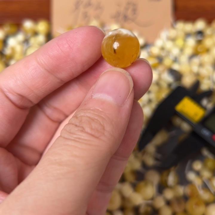 蜜蜡未镶嵌裸石13.7mm一个