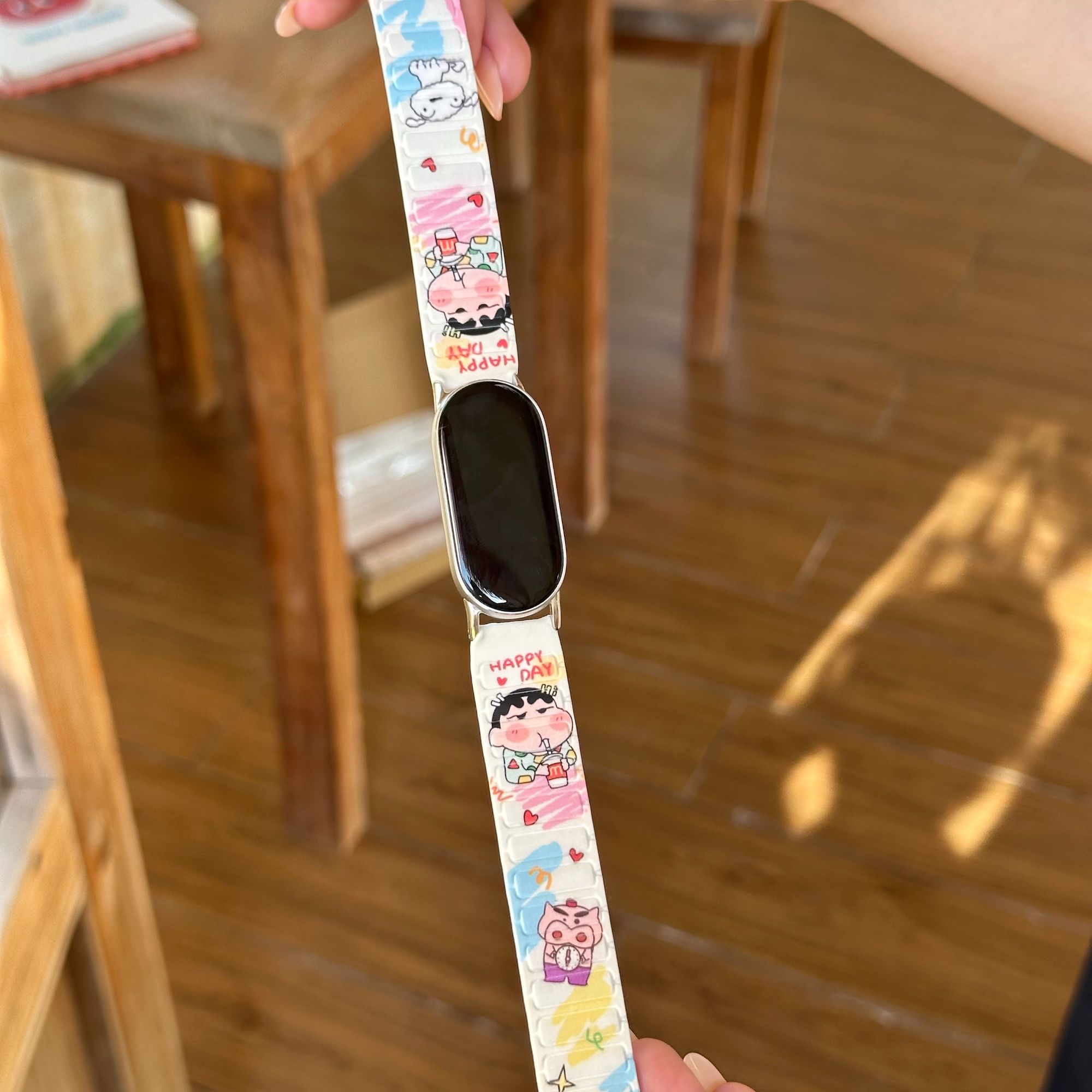 适用苹果S11华为小米10/9/8卡通蜡笔小新GT5硅胶磁吸fit4/3手表带