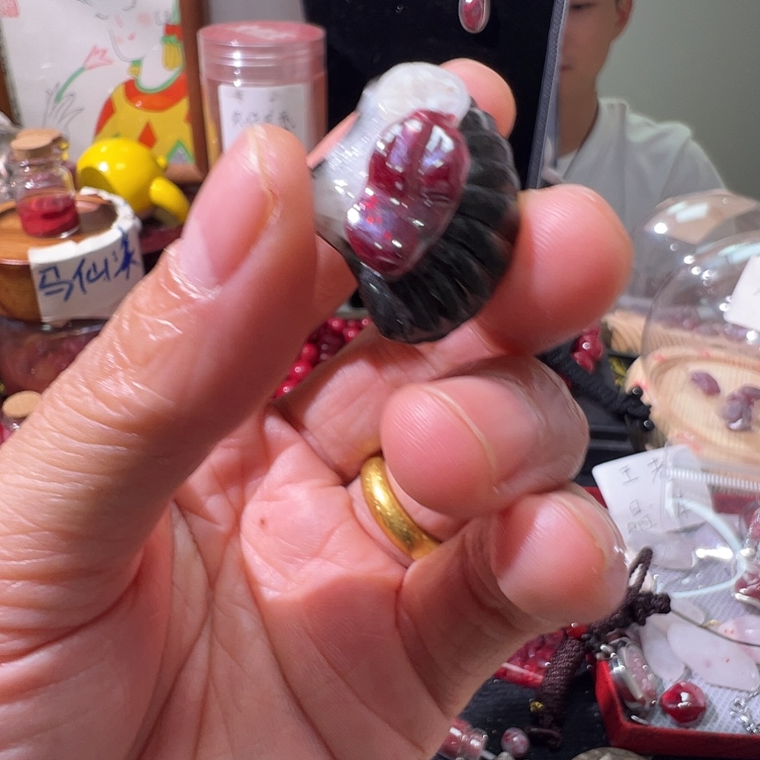 天然辰砂贝壳钱币