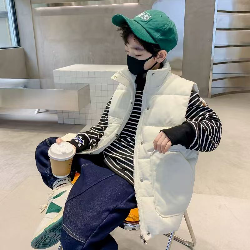 1046    男童米白色棉马甲