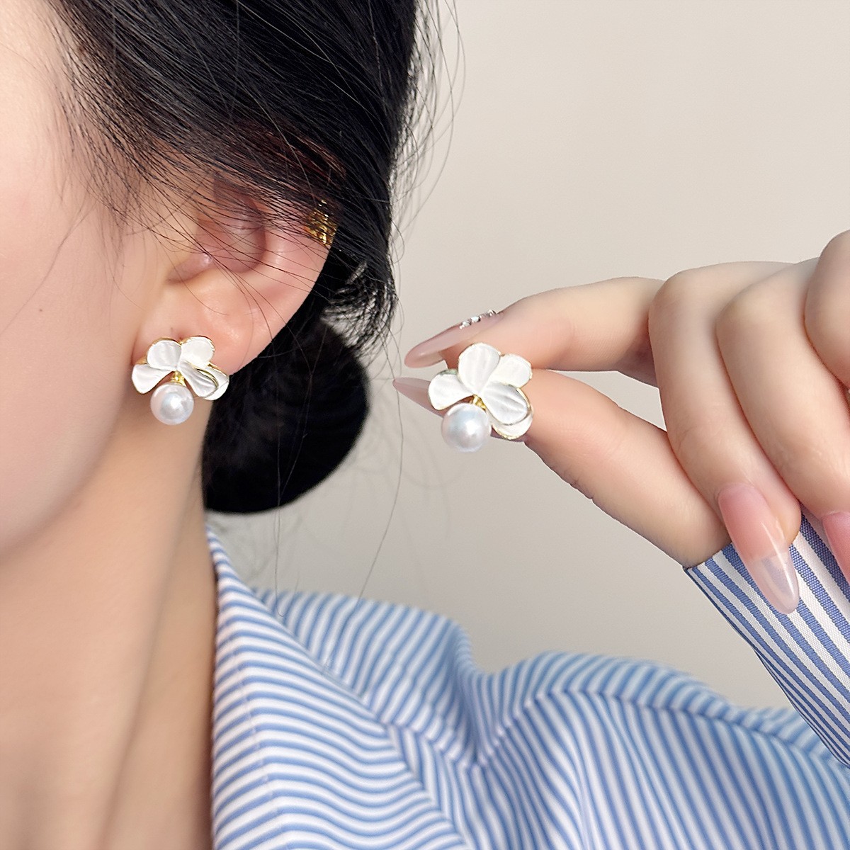 钛钢耳饰 白色五瓣花珍珠吊坠上班族耳饰简约轻奢小众优雅精致