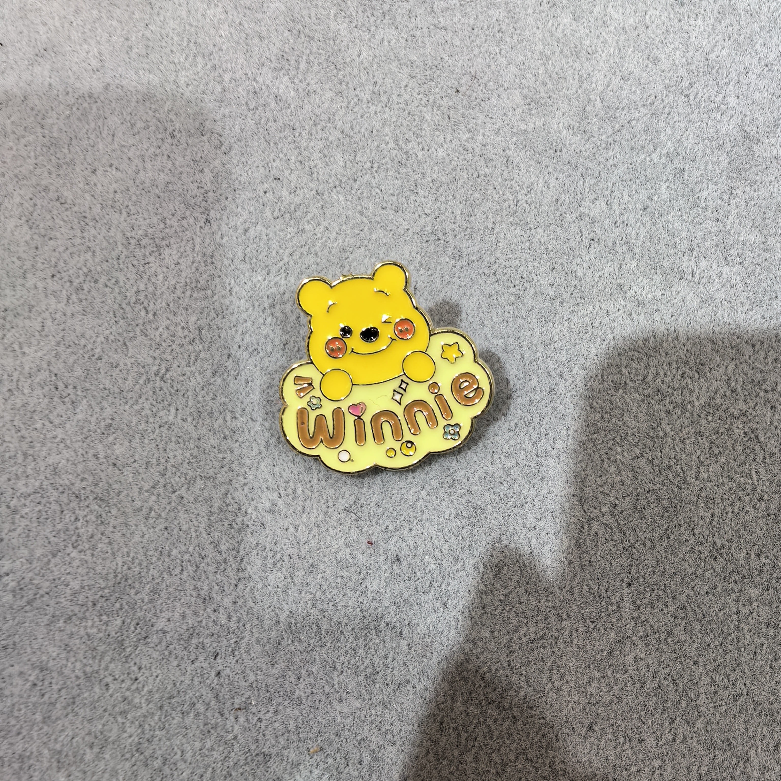 B066黄色维尼熊小胸针