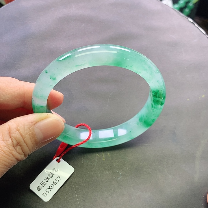 玉***珍石英质玉未镶嵌手镯