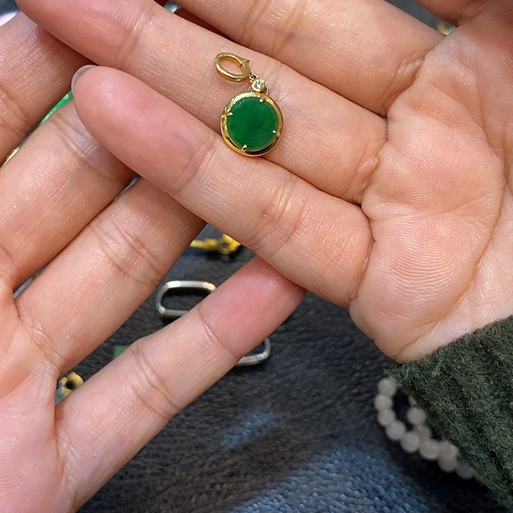 小***欣翡翠18K金镶嵌颈饰翡翠圆梦牌