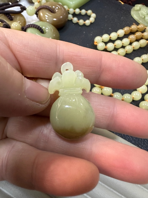 和田玉黄白老玉挂件