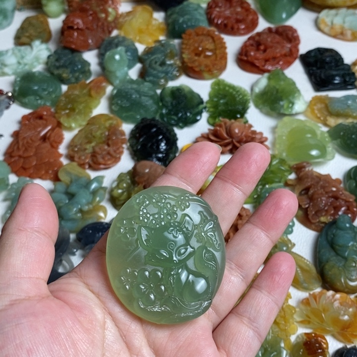 蛇纹石玉颈饰未镶嵌