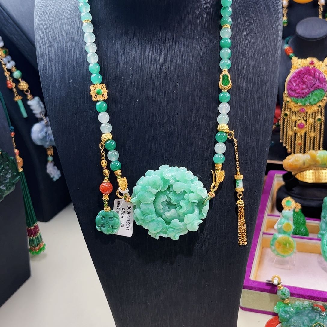 【闪购商品】翡翠吊坠(赠链)未镶嵌蝶恋花