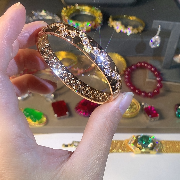 非金属玫瑰金手镯。          