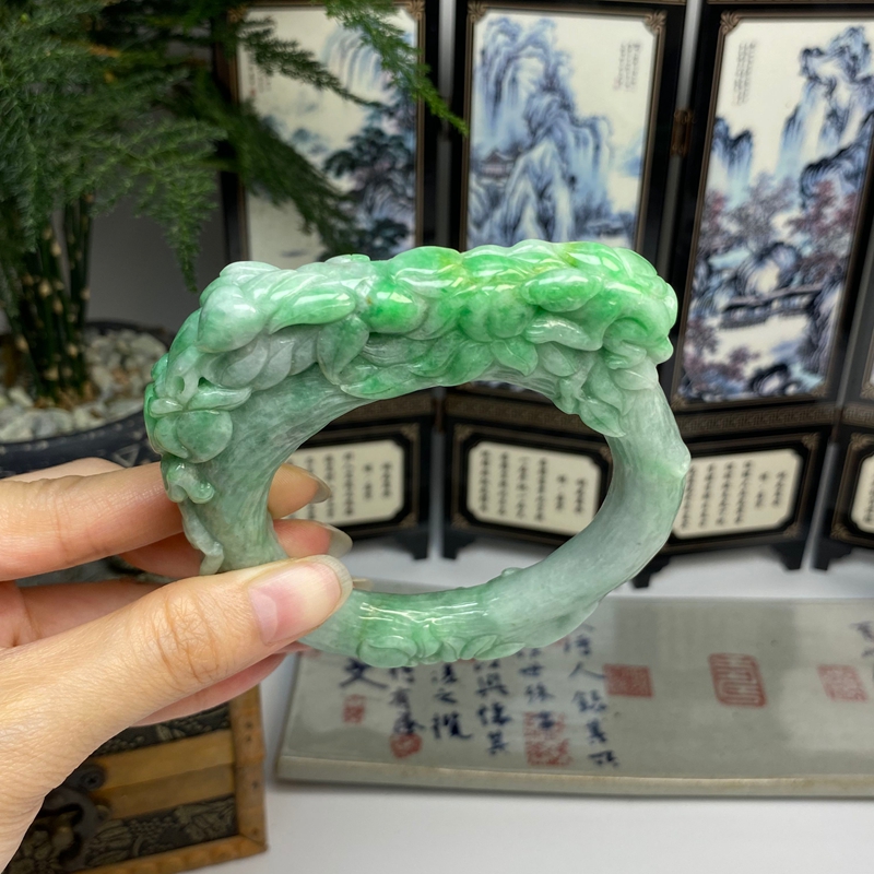 61.5老料阳绿灵猴献瑞圆条手镯 天然翡翠A货手镯