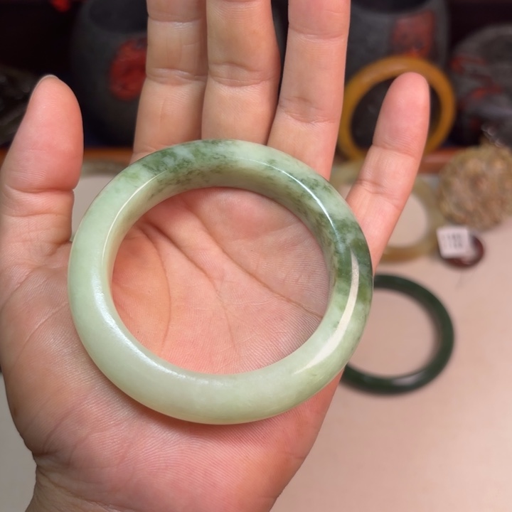 满***满蛇纹石玉未镶嵌手镯