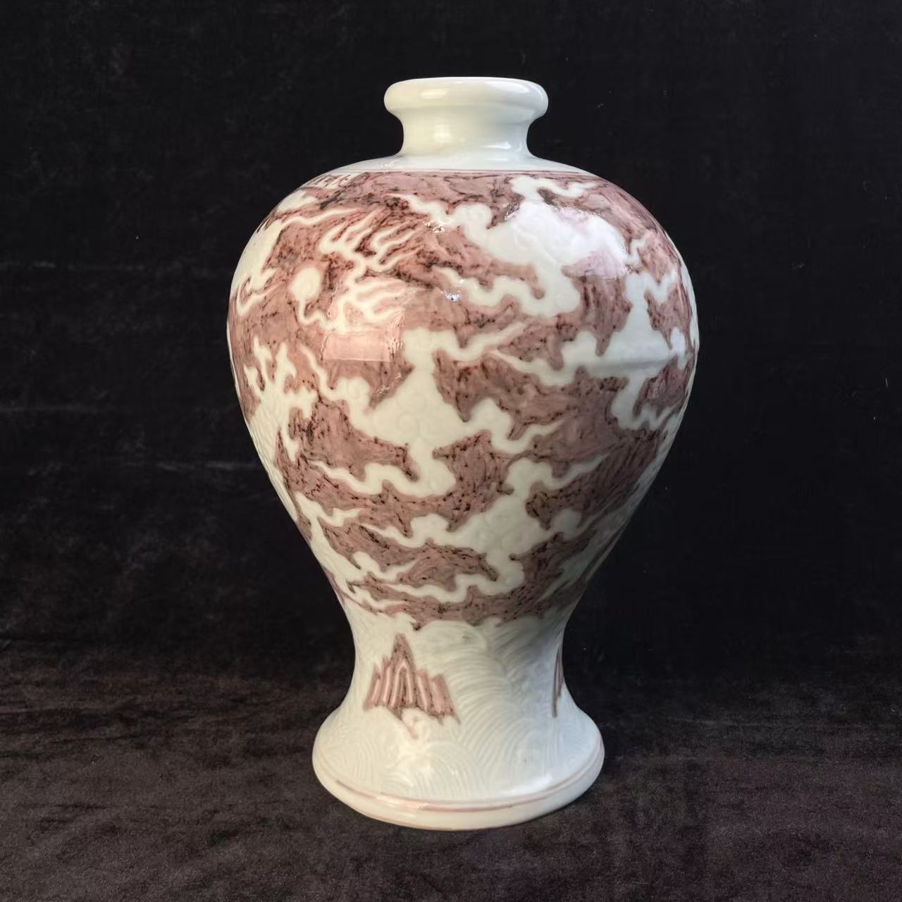 清代釉里红龙纹梅瓶