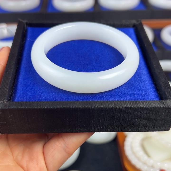 和田玉未镶嵌手镯