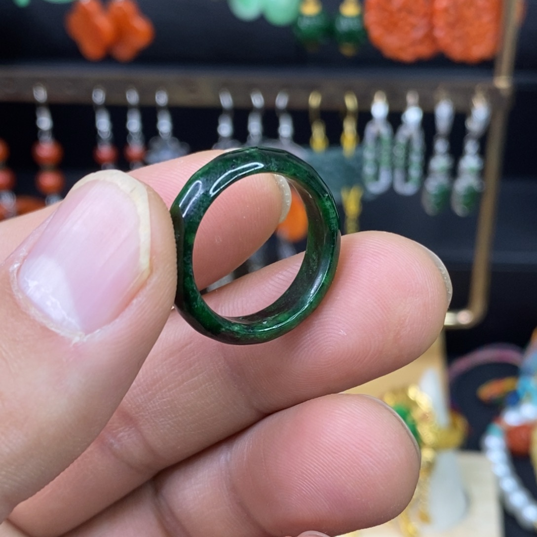 颈饰未镶嵌翡翠戒指