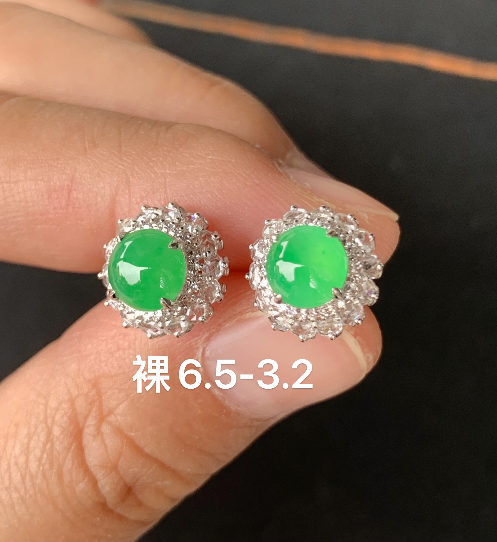 满绿蛋面翡翠耳钉 颜色阳 水润光泽 镶嵌精致