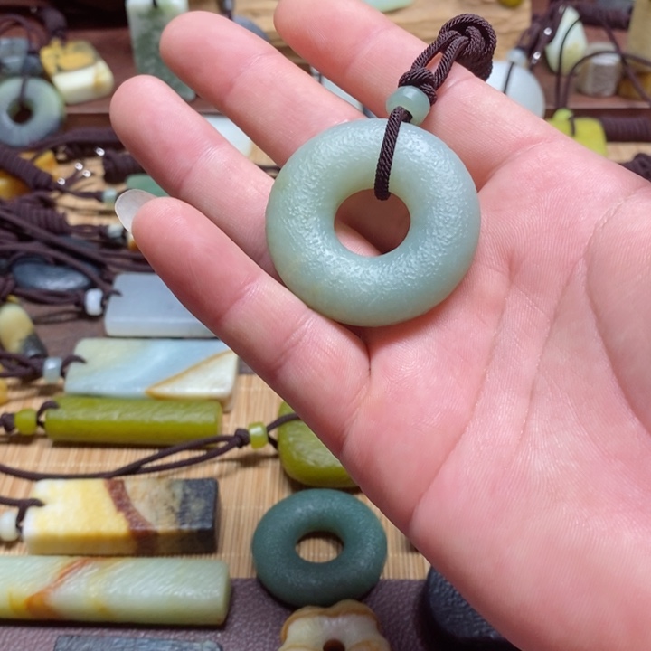 蛇纹石玉挂件未镶嵌