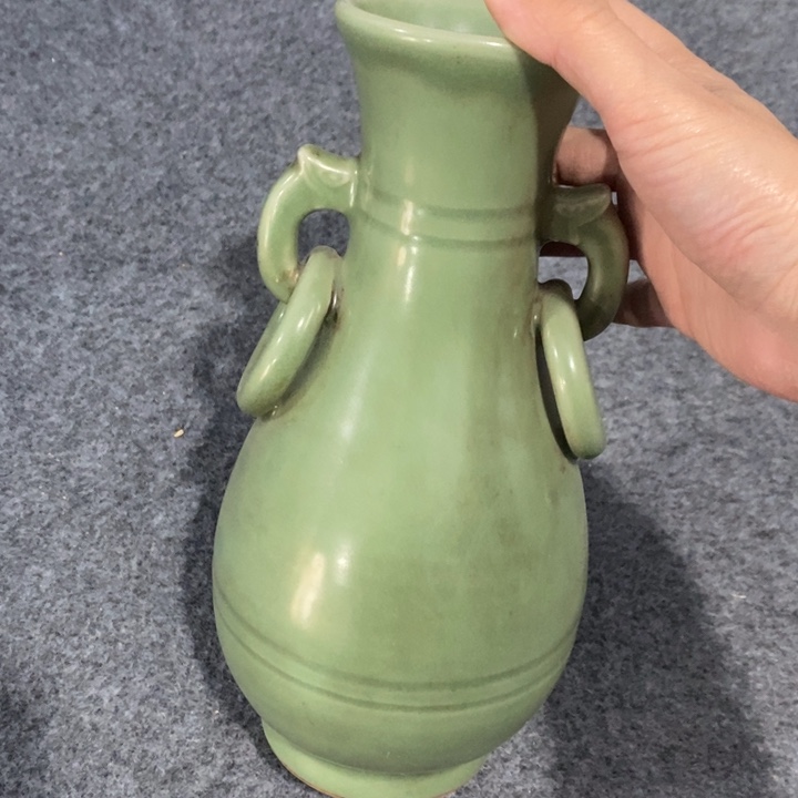 碗惠**人龙泉窑梅子青双耳瓶