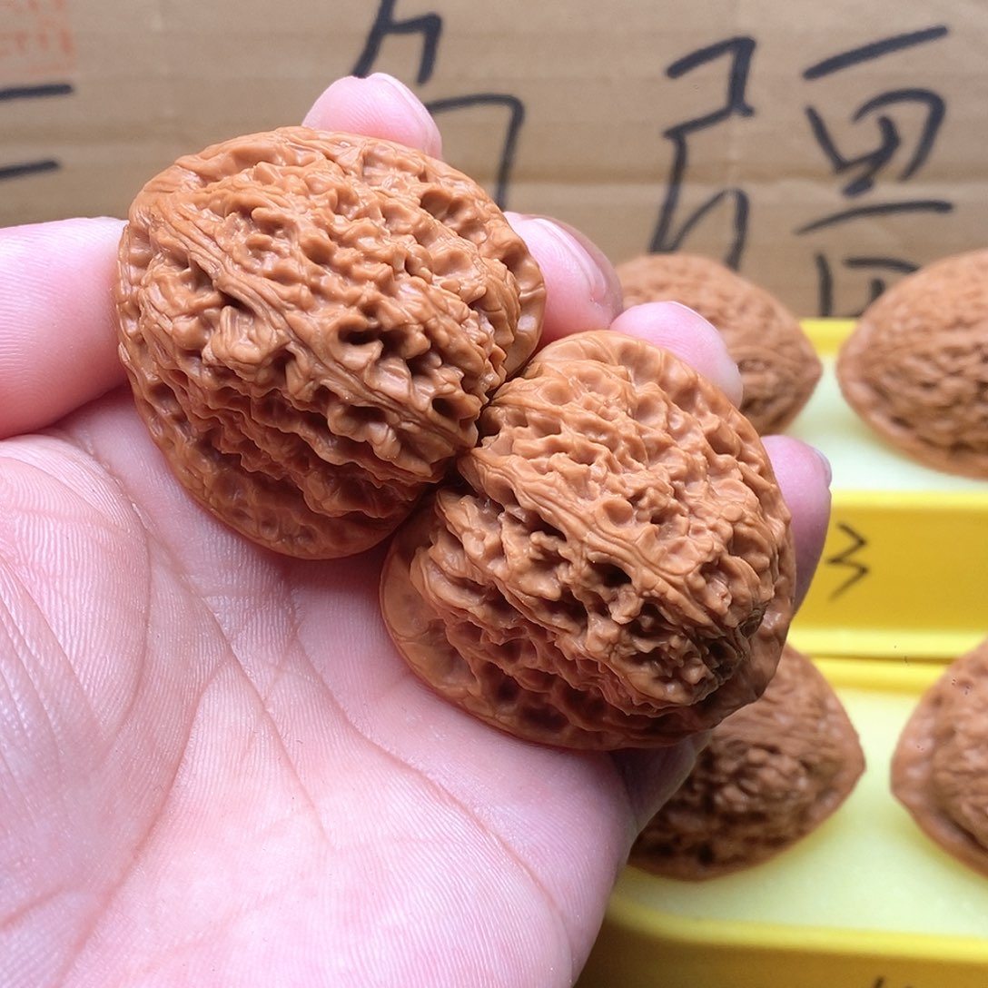 文玩核桃把件编号04三角疆