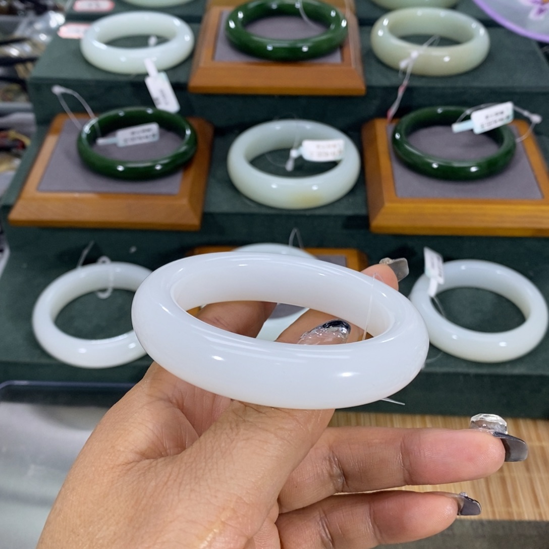 和田玉手镯未镶嵌