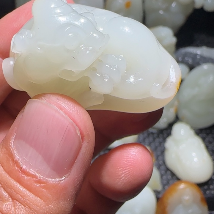 曲***直和田玉未镶嵌颈饰