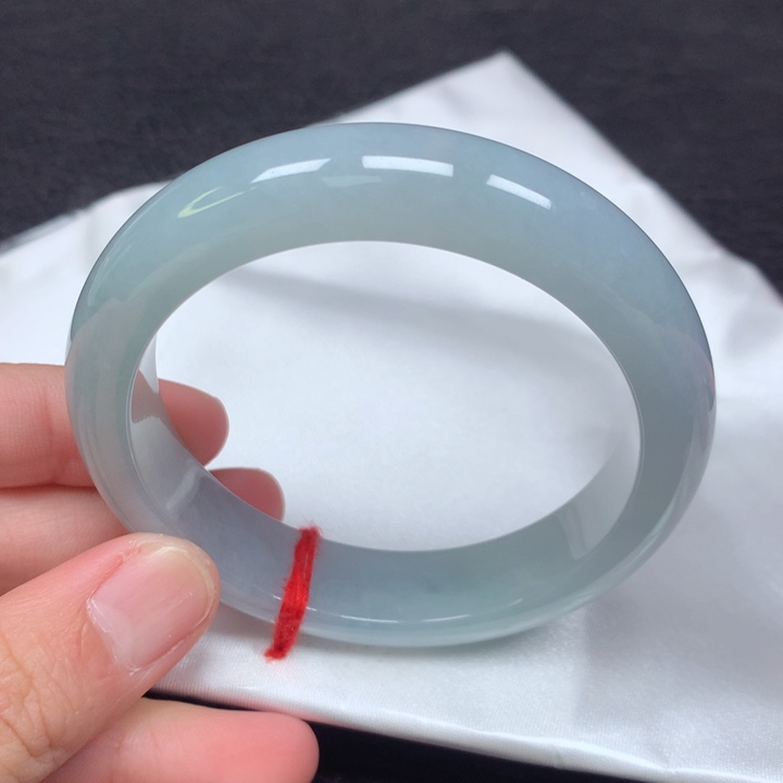 翡翠手镯未镶嵌。