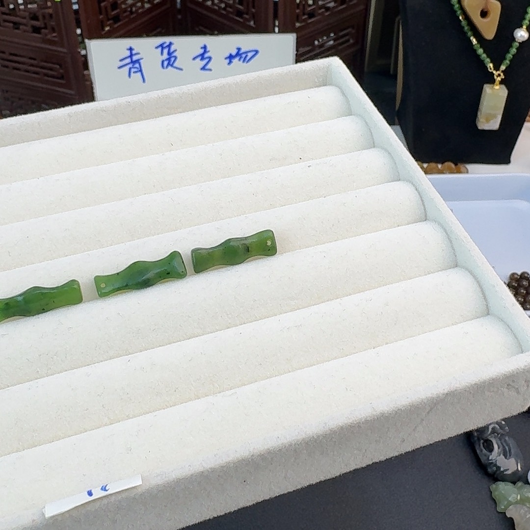 芙***蓉和田玉未镶嵌珠宝半成品