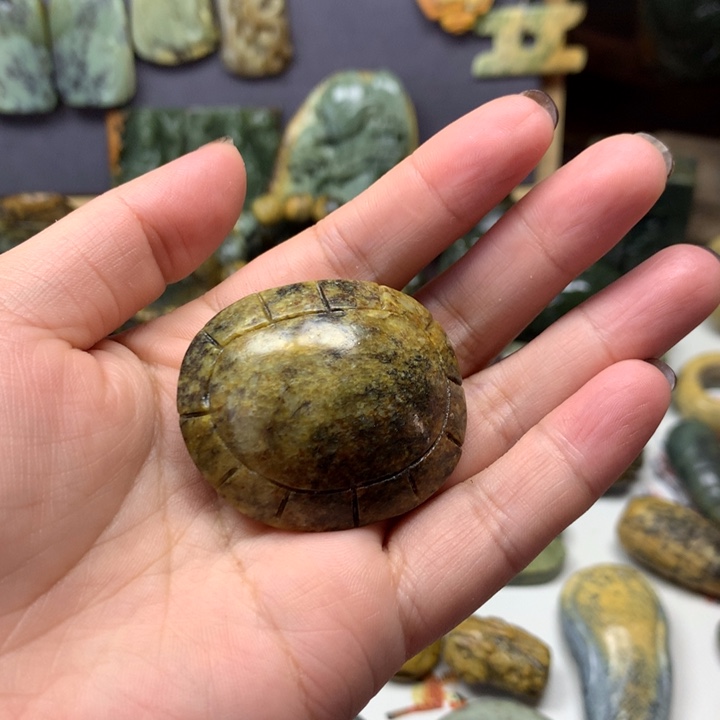 透闪石质玉未镶嵌颈饰