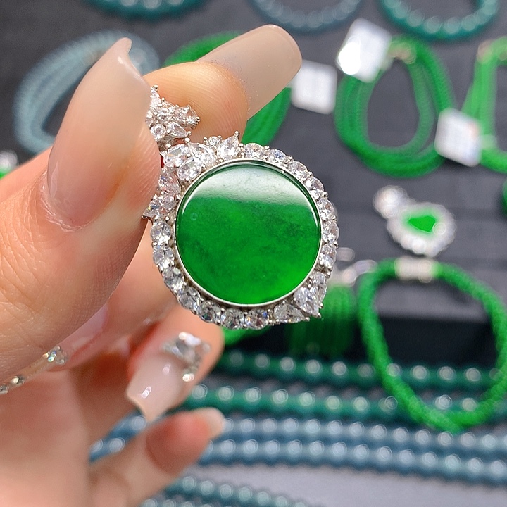 翡翠颈饰未镶嵌。。。