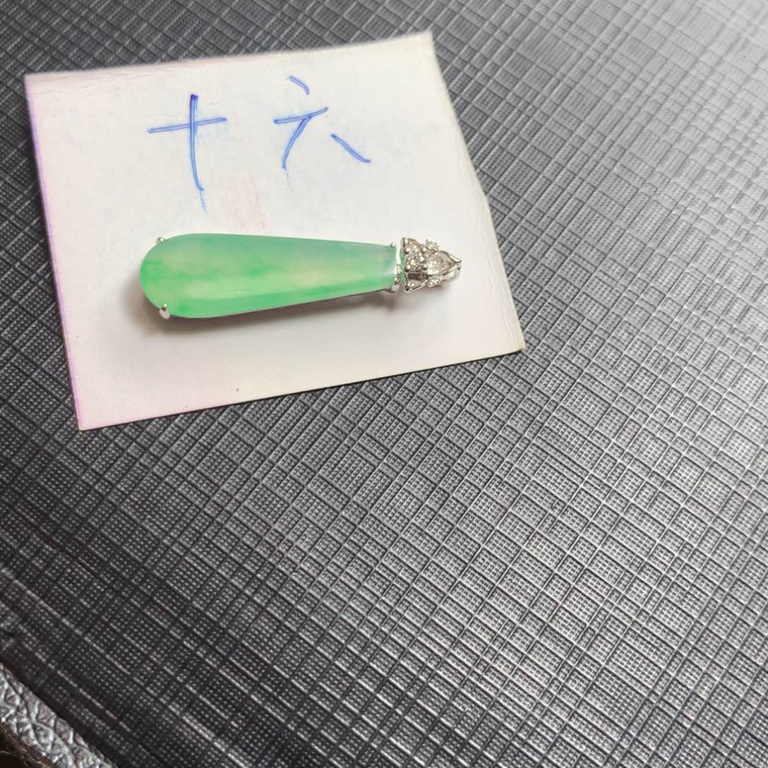 翡翠18K金镶嵌颈饰翡翠