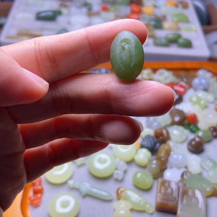 大***）和田玉未镶嵌手链