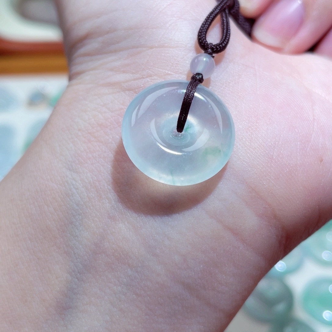 翡翠颈饰未镶嵌平安扣