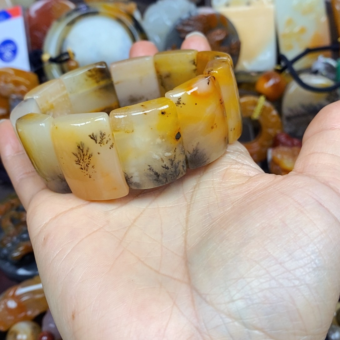 石英质玉（黄龙玉）颈饰未镶嵌