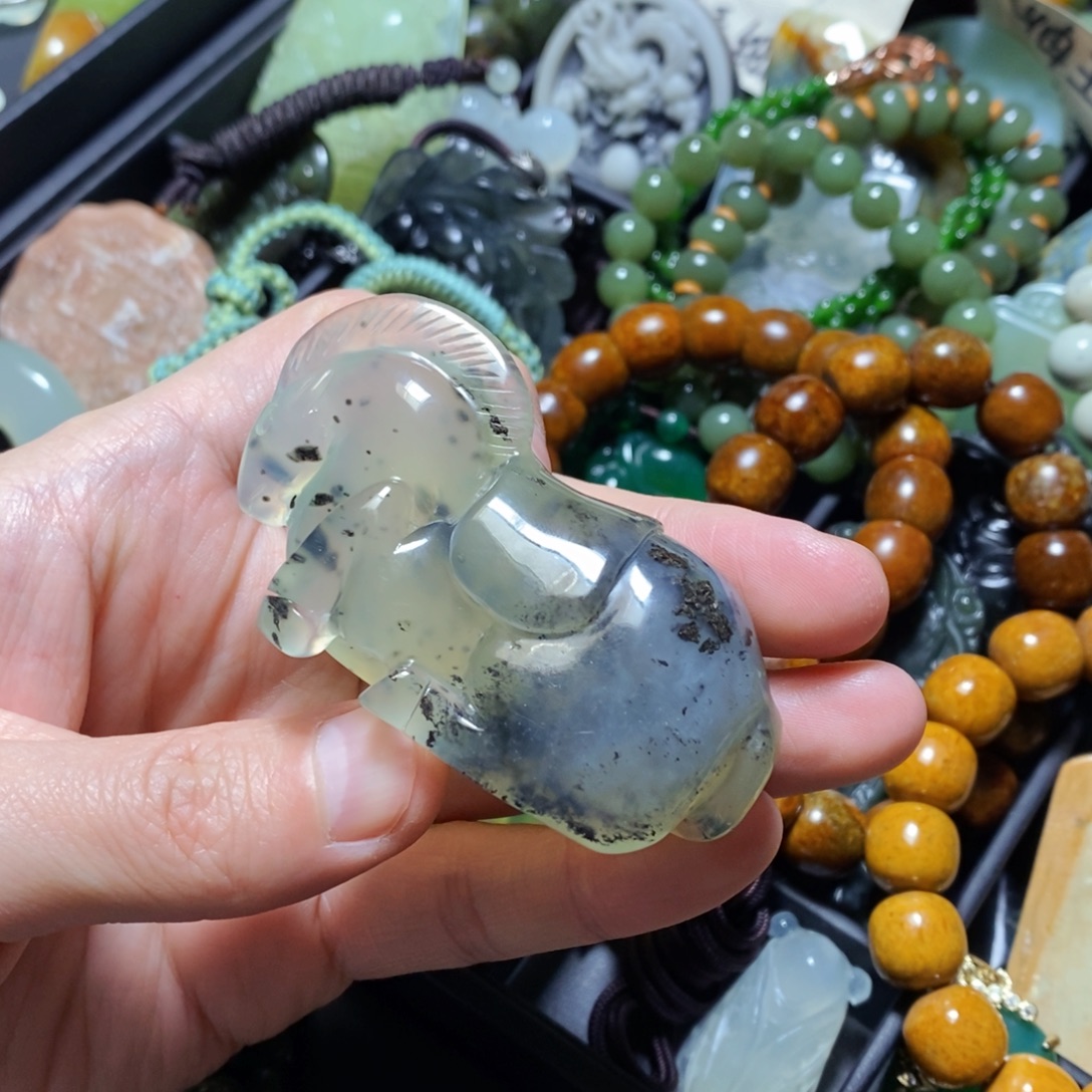 蛇纹石玉未镶嵌颈饰