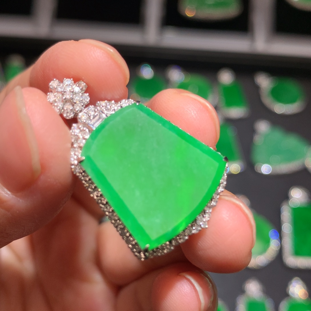 翡翠颈饰18K金镶嵌翡翠