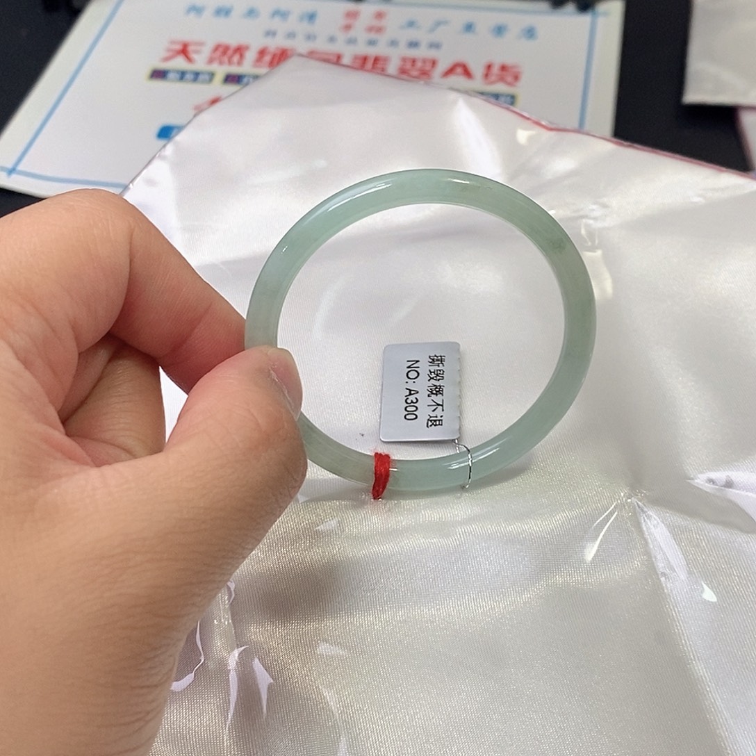 翡翠未镶嵌手镯（圆镯）49.2