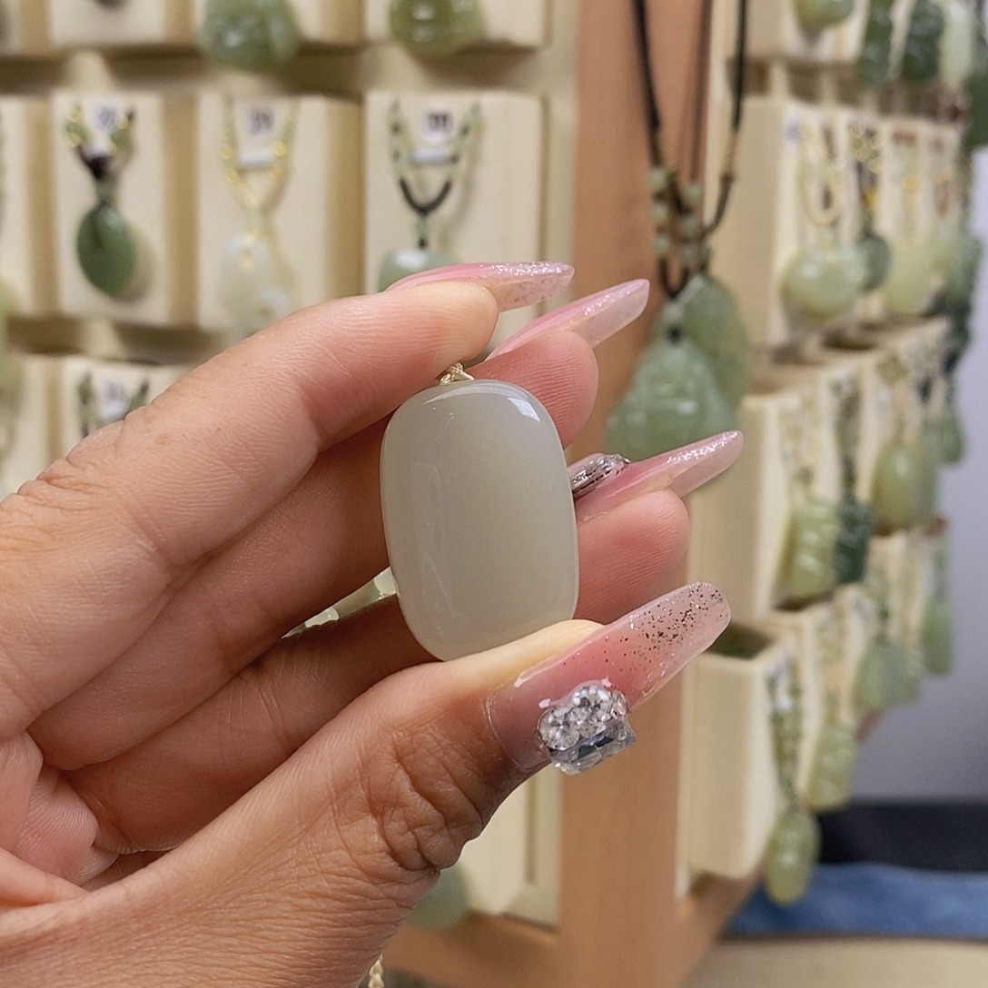 ****在颈饰未镶嵌和田玉