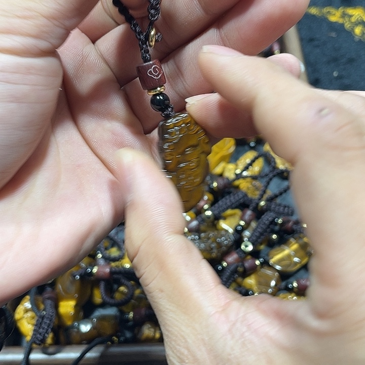 黑曜岩合金颈饰虎眼石貔貅