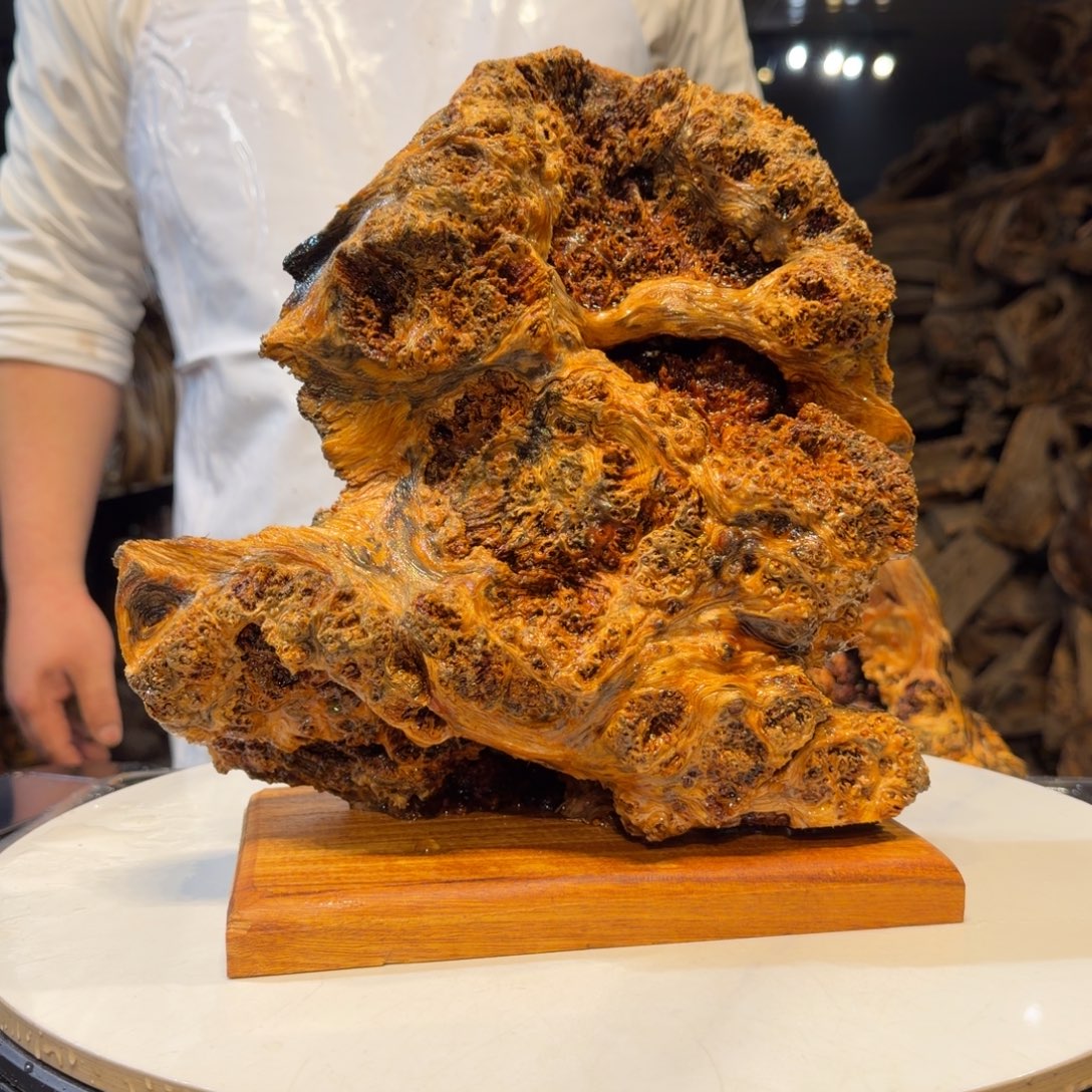 昭***宇木王一刀琥珀木摆件74